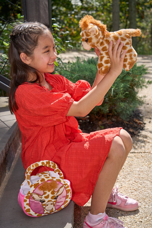 Giraffe Pure and little girl